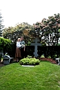 Ирина Хованская и Руслан Свиридов на могиле Сергея Рахманинова, Кенсико, Валхалла, Нью Йорк, США (июнь 2006 года)